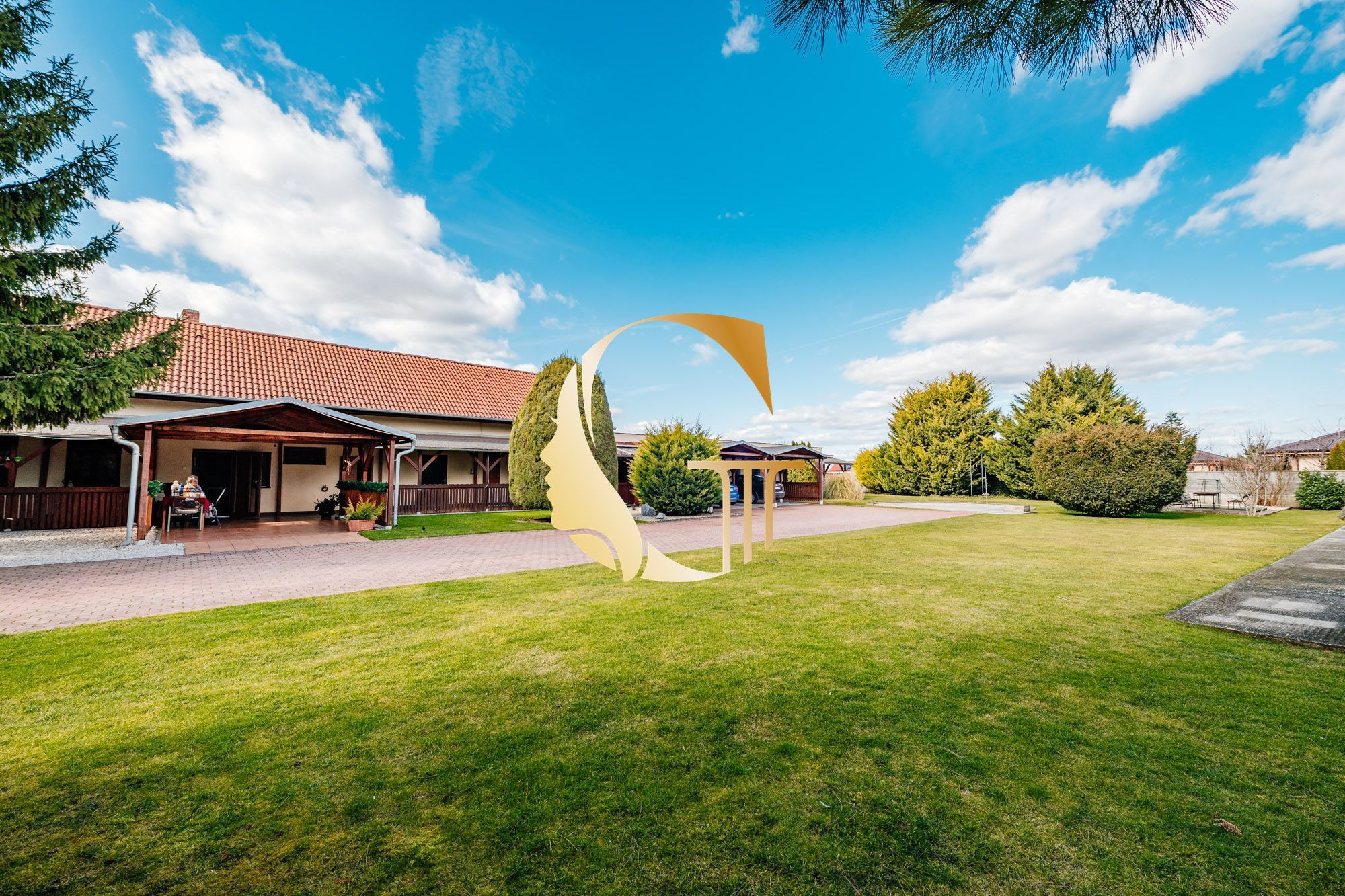 GODDESS PROPERTY- exkluzívne – PREDAJ – 9 izbový samostatný stojaci rodinný dom  372 m2 na pozemku 2 100 m2 – 2x garáž – 2x studňa –  OĽDZA