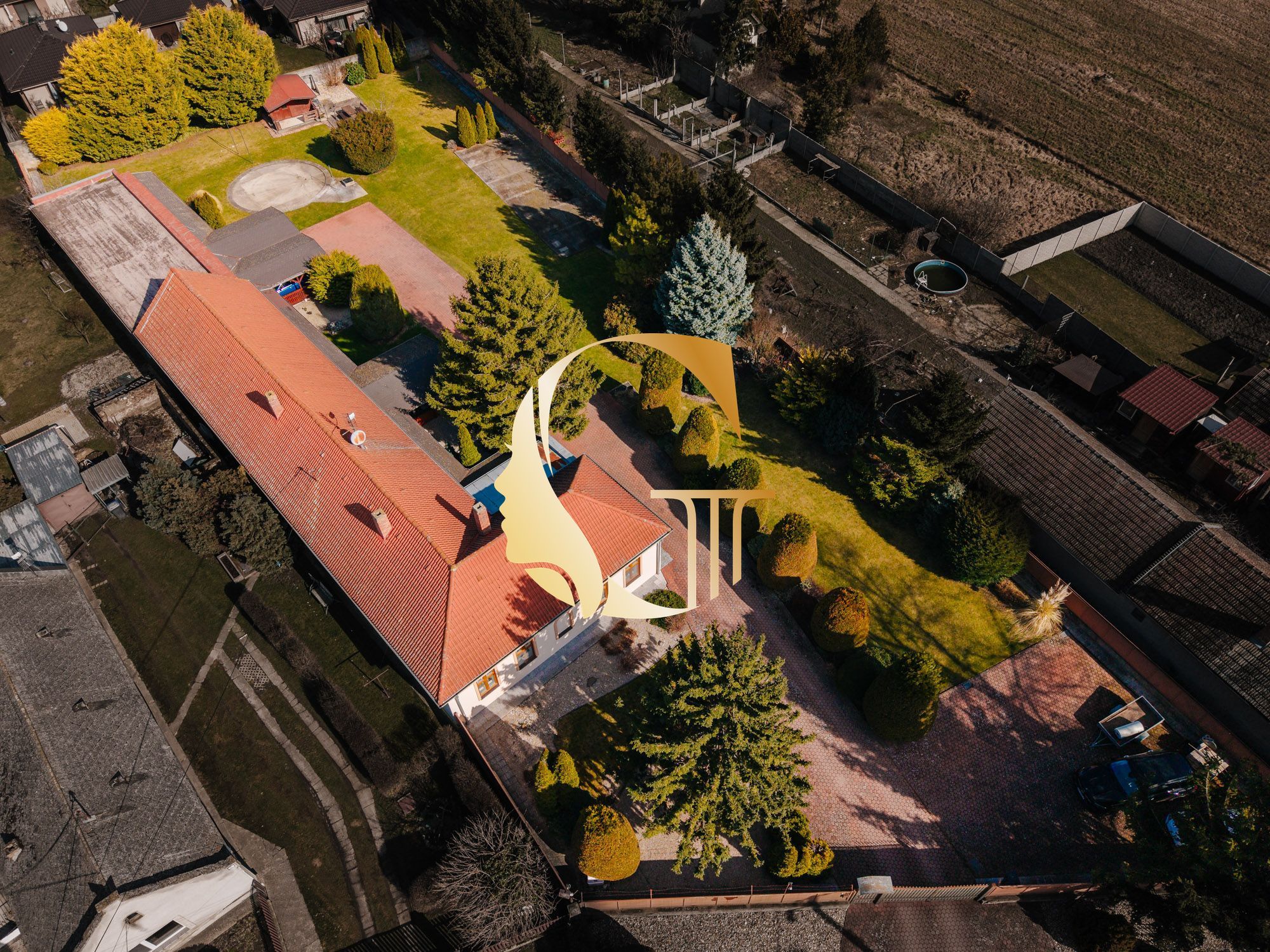 GODDESS PROPERTY- exkluzívne – PREDAJ – 9 izbový samostatný stojaci rodinný dom  372 m2 na pozemku 2 100 m2 – 2x garáž – 2x studňa –  OĽDZA