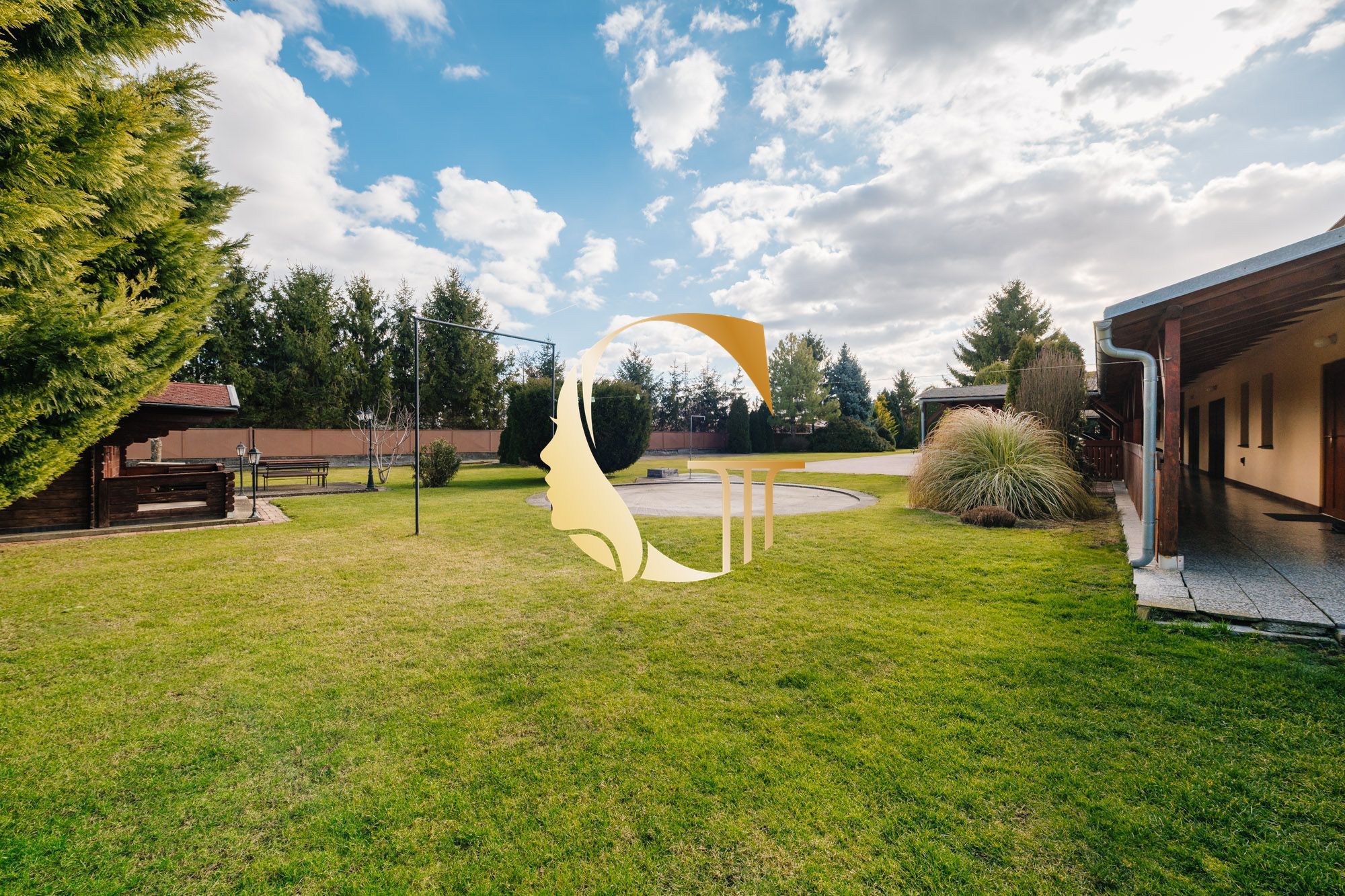 GODDESS PROPERTY- exkluzívne – PREDAJ – 9 izbový samostatný stojaci rodinný dom  372 m2 na pozemku 2 100 m2 – 2x garáž – 2x studňa –  OĽDZA