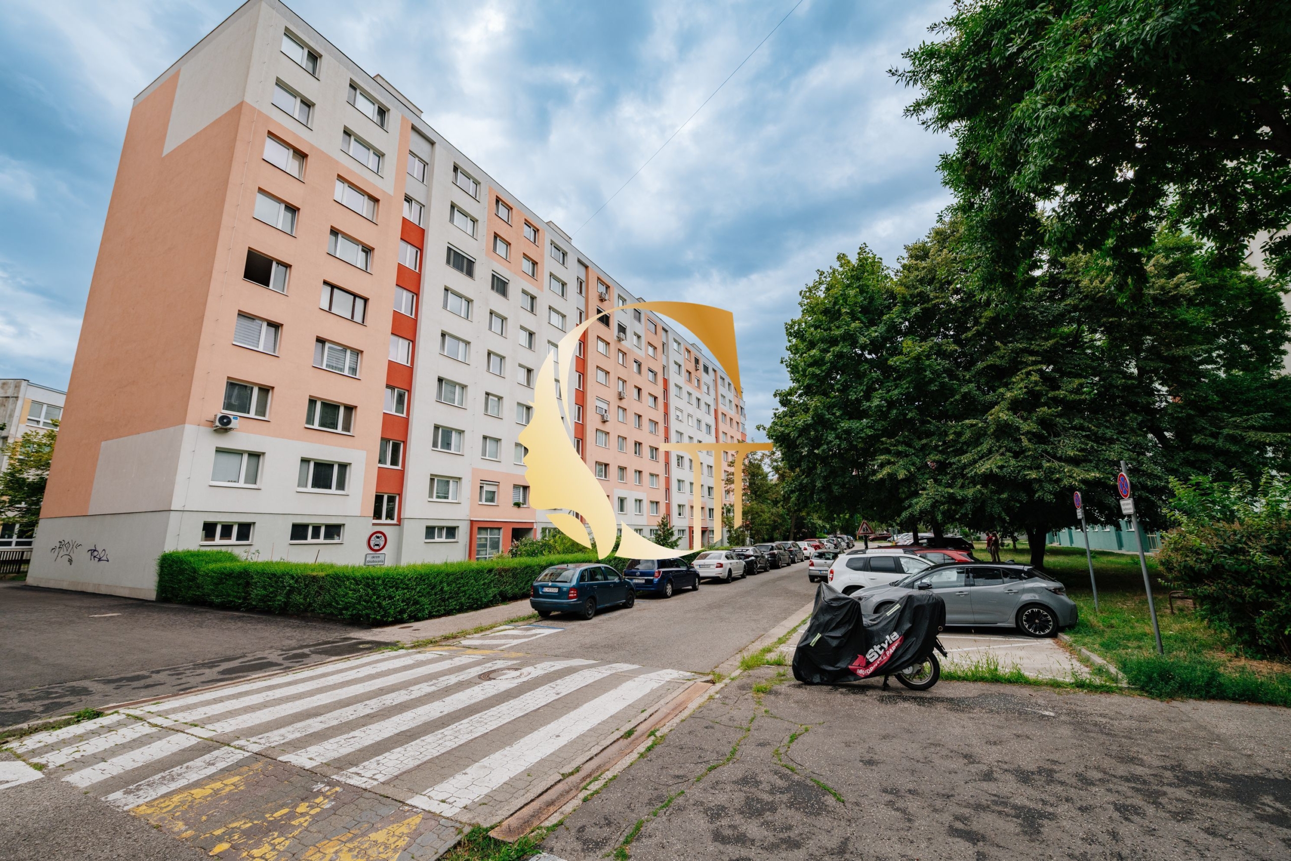GODDESS PROPERTY – rezervované  – PREDAJ 4 izbový byt 85 m2 – LOGGIA – moderne zariadený – kompletná rekonštrukcia – TUPOLEVOVA ulica – Petržalka