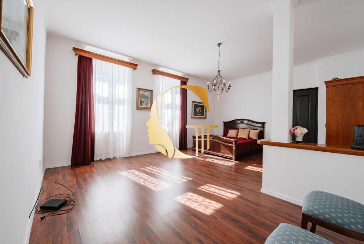 GODDESS PROPERTY- exkluzívne – PREDAJ – 9 izbový samostatný stojaci rodinný dom  372 m2 na pozemku 2 100 m2 – 2x garáž – 2x studňa –  OĽDZA