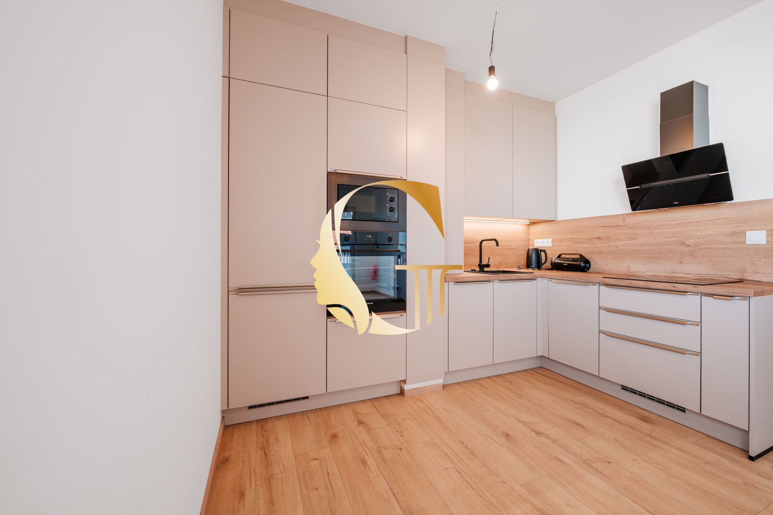 GODDESS PROPERTY – rezervované – PREDAJ 3 izbový byt 60 m2 s TERASOU 13,5 m2 – 2x parking a pivnica – Slnečnicová ulica – novostavba FLORET – ROVINKA
