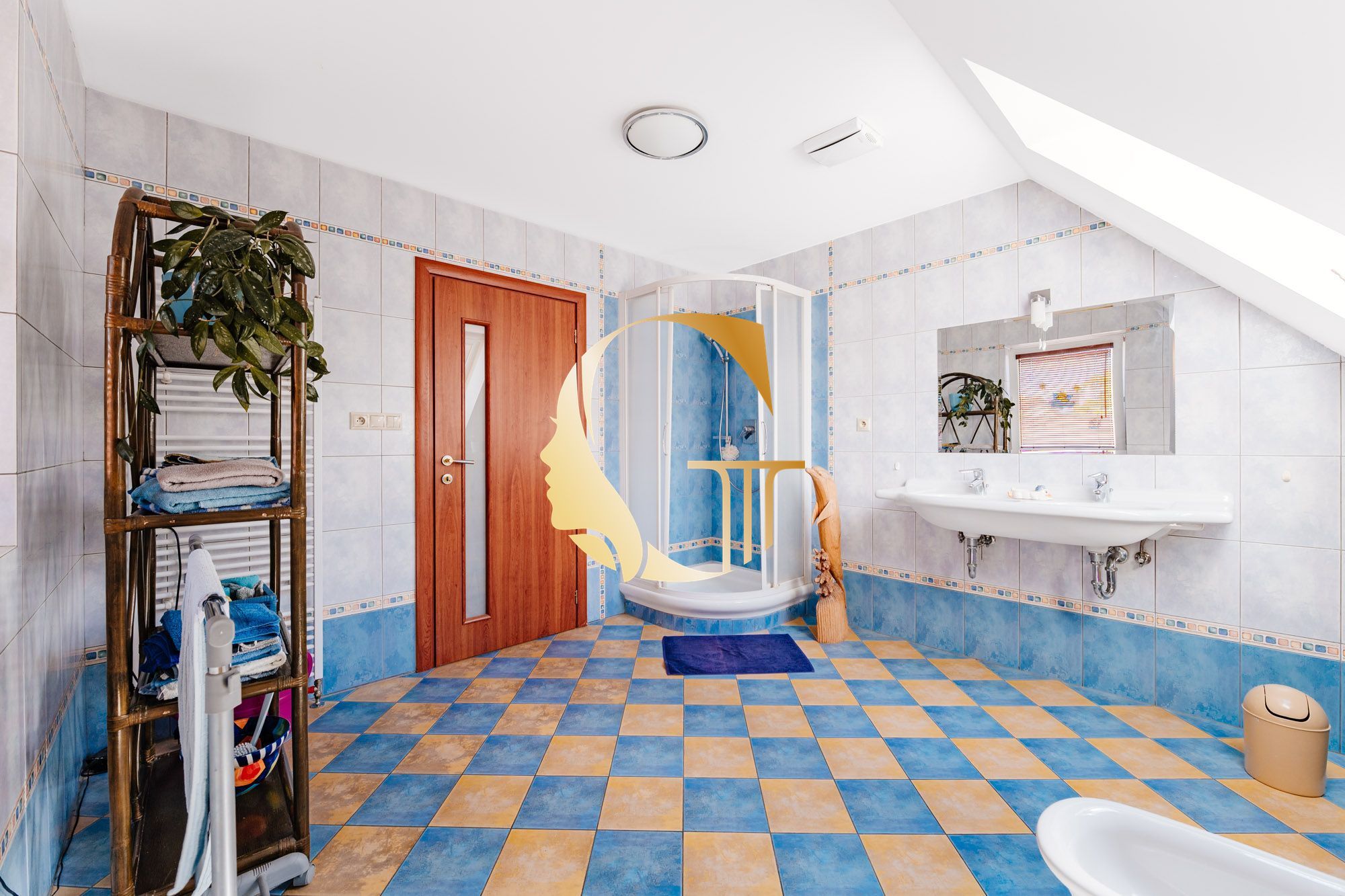 GODDESS PROPERTY – PREDAJ – 5 izbový rodinný dom s BAZÉNOM a s DVOJGARÁŽOU – 10x parkovanie – Padlých hrdinov – PODUNAJSKÉ BISKUPICE
