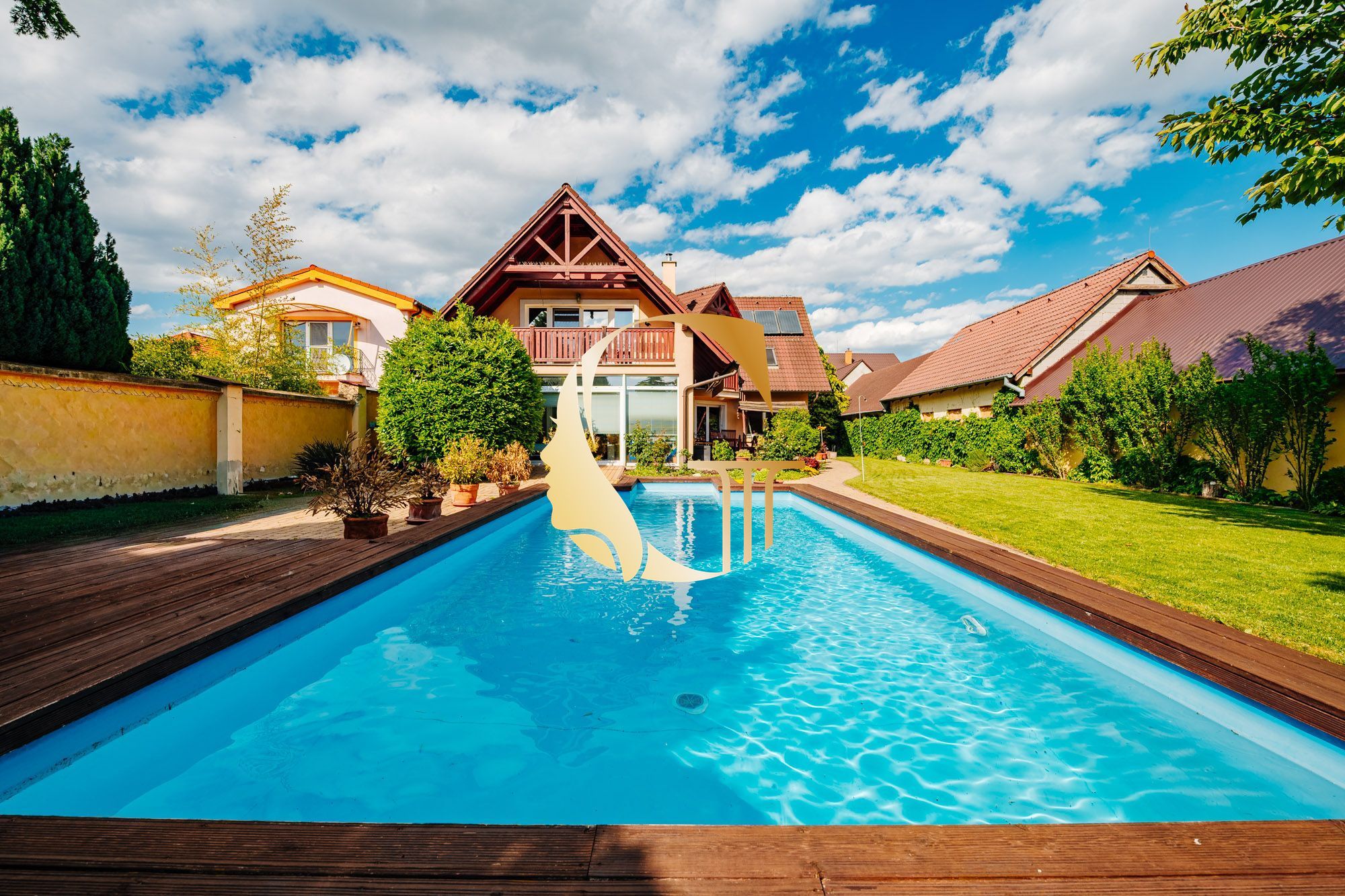 GODDESS PROPERTY – PREDAJ – 5 izbový rodinný dom s BAZÉNOM a s DVOJGARÁŽOU – 10x parkovanie – Padlých hrdinov – PODUNAJSKÉ BISKUPICE