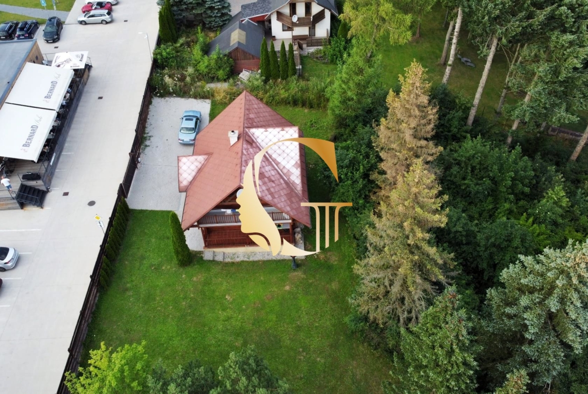 GODDESS PROPERTY – exkluzívne – PREDAJ – INVESTIČNÁ REKREAČNÁ CHATA – 4 izbová 182 m2 + sklad – 4x parking – pozemok 447 m2 – LIPTOVSKÝ MIKULÁŠ