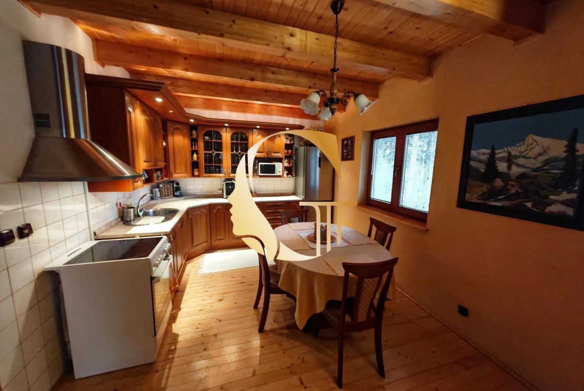 GODDESS PROPERTY – exkluzívne – PREDAJ – INVESTIČNÁ REKREAČNÁ CHATA – 4 izbová 182 m2 + sklad – 4x parking – pozemok 447 m2 – LIPTOVSKÝ MIKULÁŠ